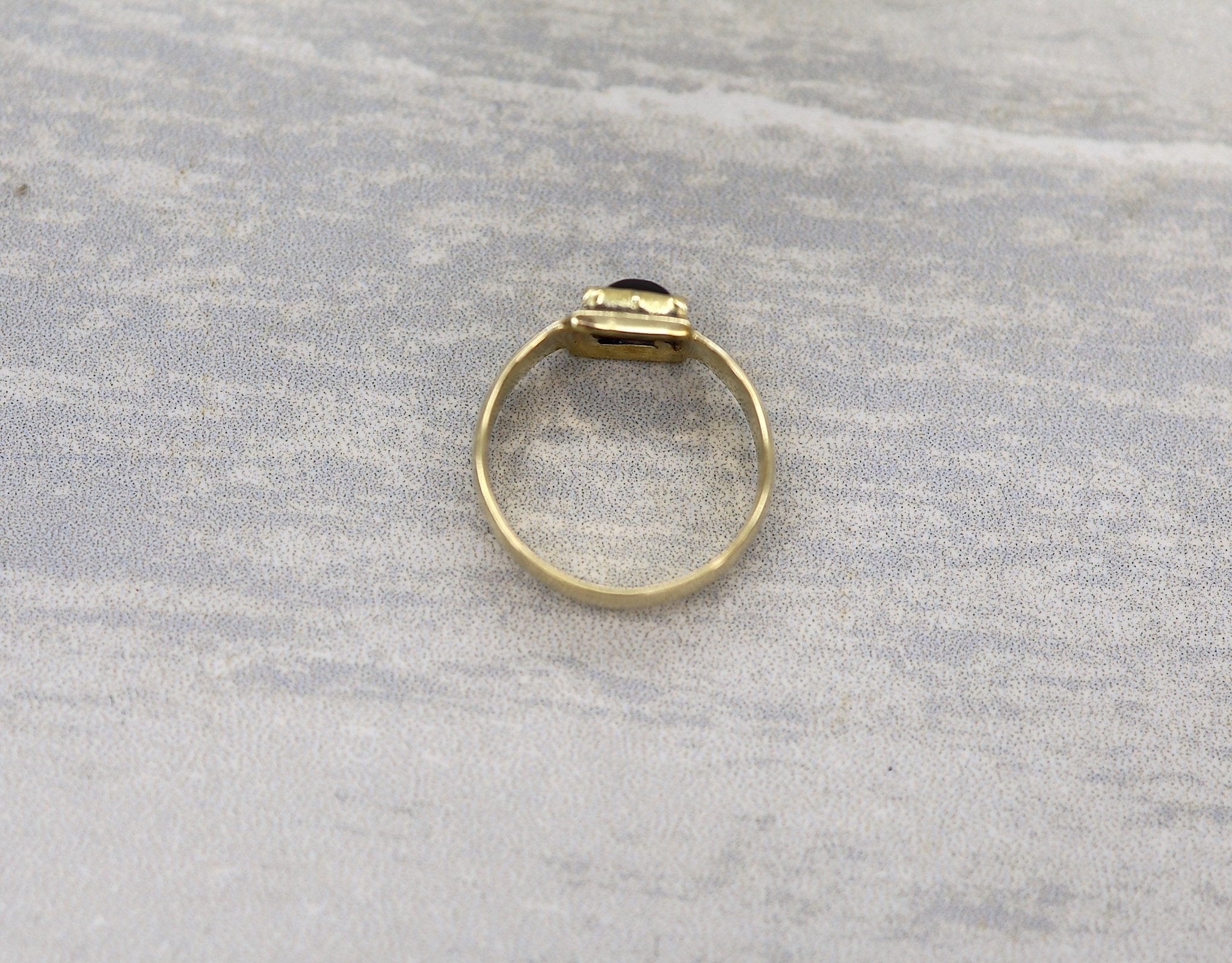 Collet Set Sapphire Band 0.79 cts Sugarloaf Cut - Petra Star