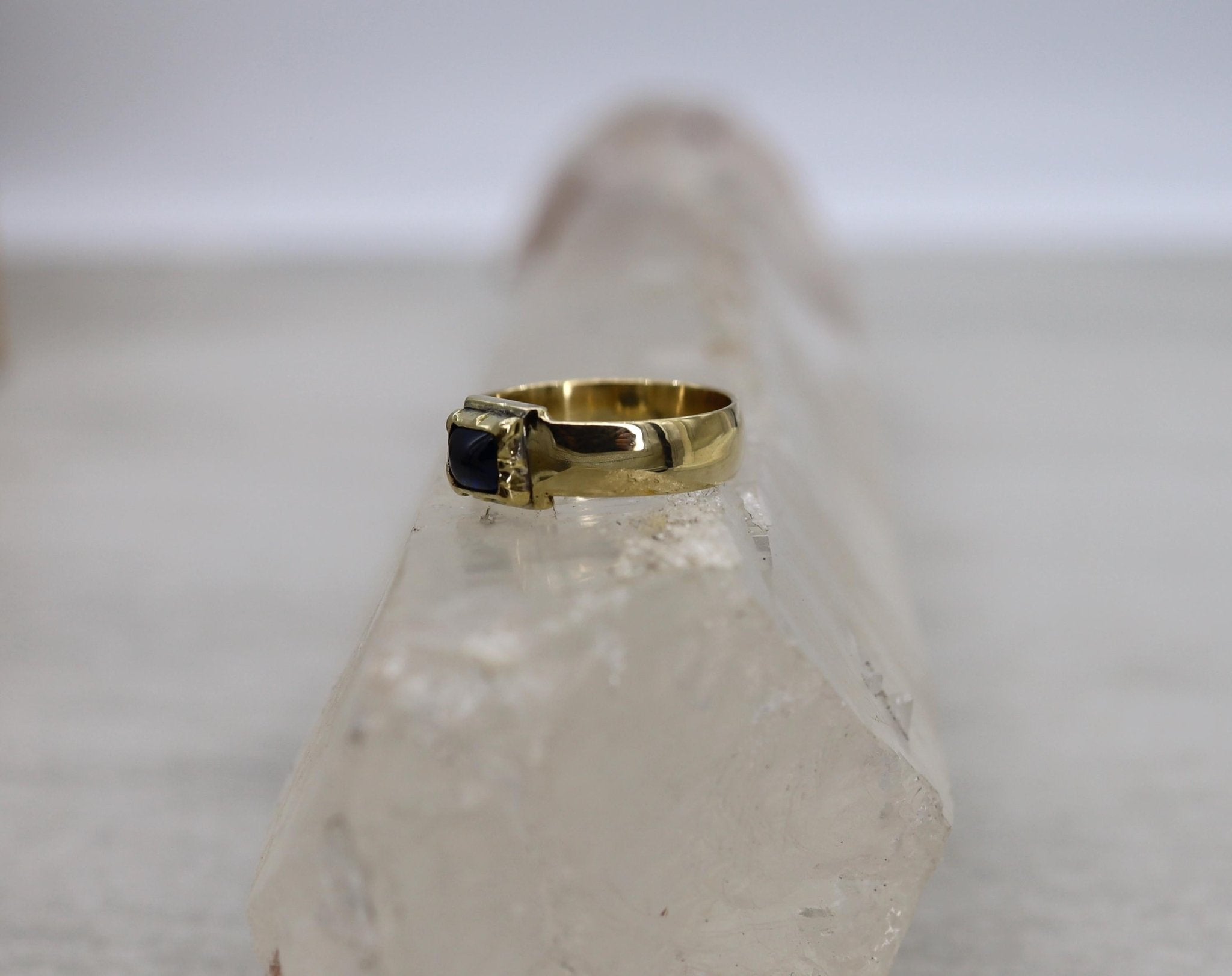 Collet Set Sapphire Band 0.79 cts Sugarloaf Cut - Petra Star