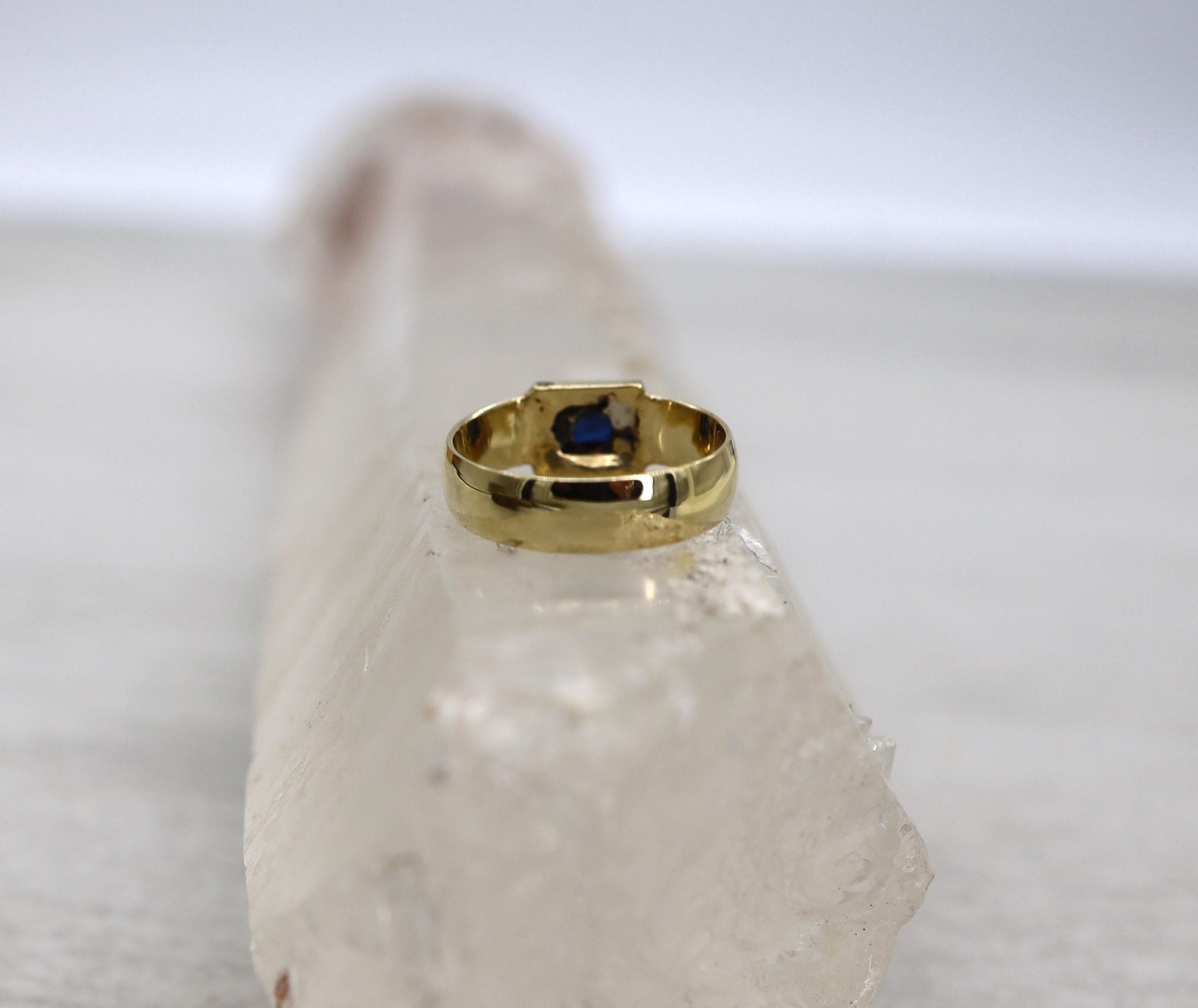 Collet Set Sapphire Band 0.79 cts Sugarloaf Cut - Petra Star