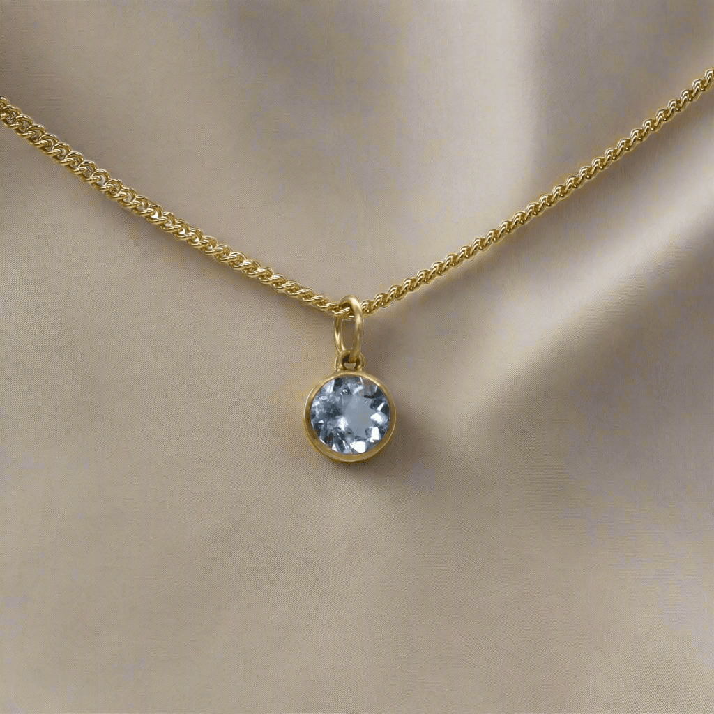 Dreamy Aquamarine Pendant in 18k Gold - Petra Star