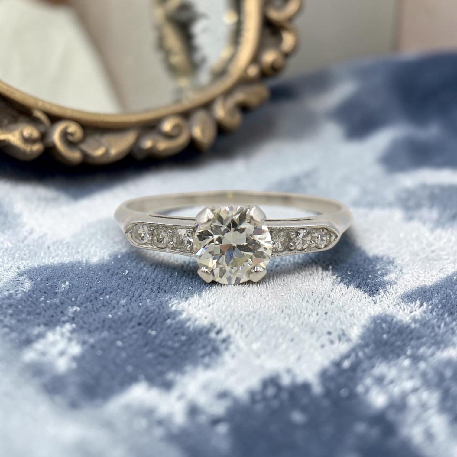 Beautiful Art Deco Platinum & Diamond Ring with 0.91 cts