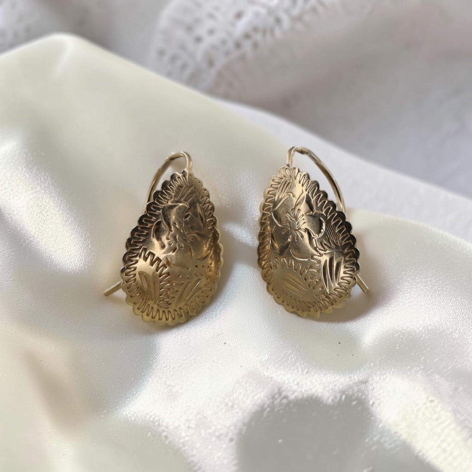 1940s 14K Gold Hand-Engraved Teardrop Earrings | Vintage Scalloped Floral Design