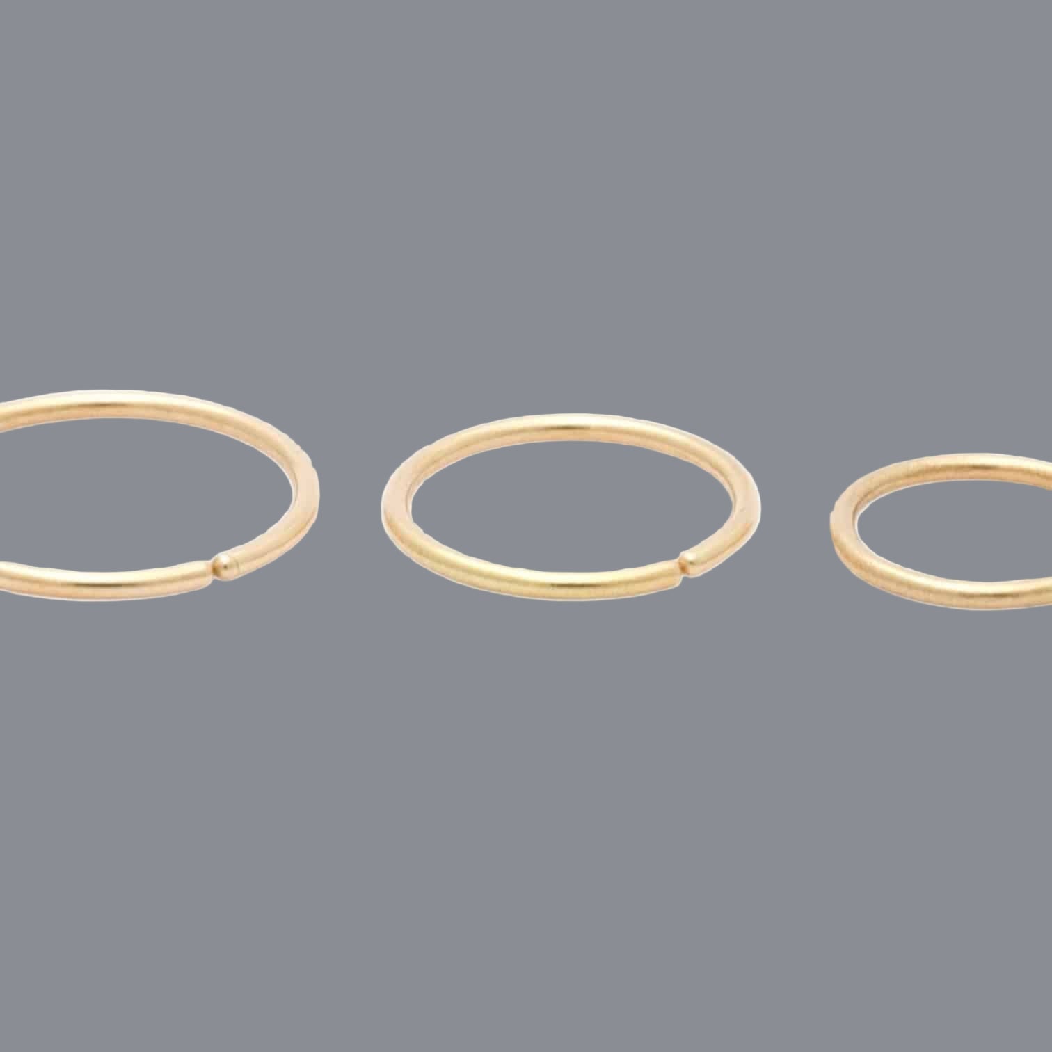 Hoop Earrings in 14k Yellow Gold - Petra Star