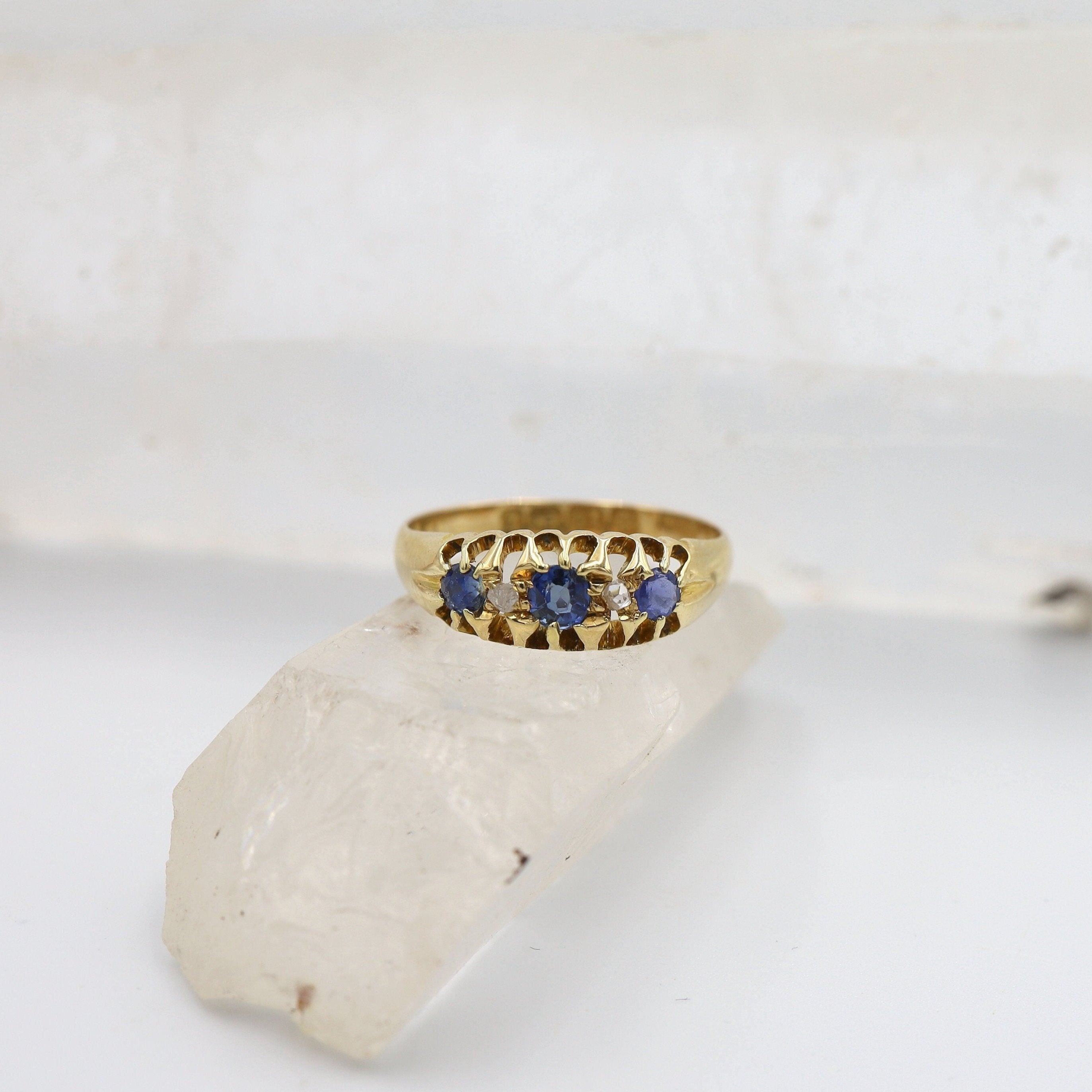 Victorian sapphire and diamond band ring in 18k yellow gold with a belcher-style design and intricate gemstone details
