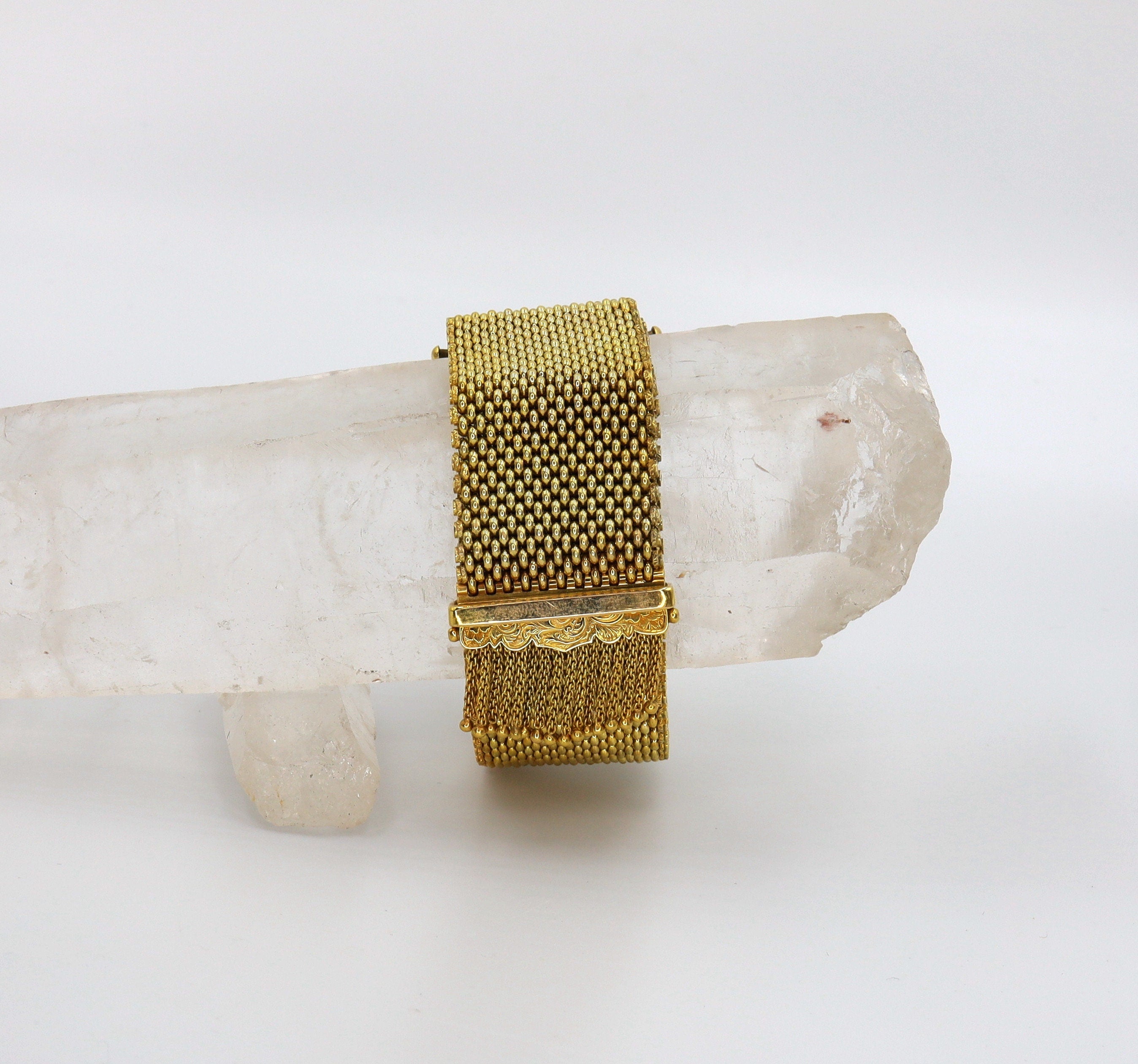 Victorian mesh buckle bracelet in 18k yellow gold, circa 1890, featuring intricate vintage gold craftsmanship.