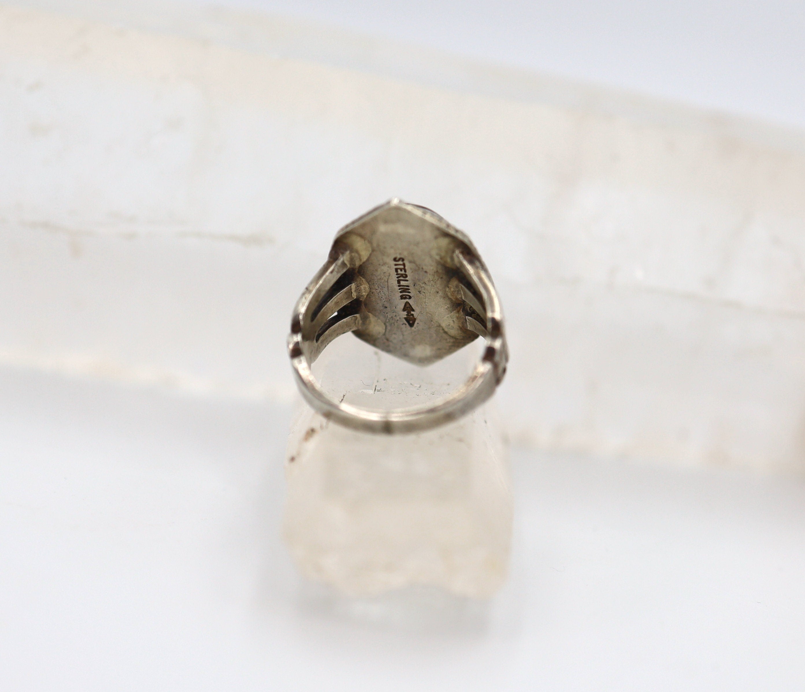 Antique silver agate ring featuring a polished blue-gray agate stone set in a vintage-style silver band.