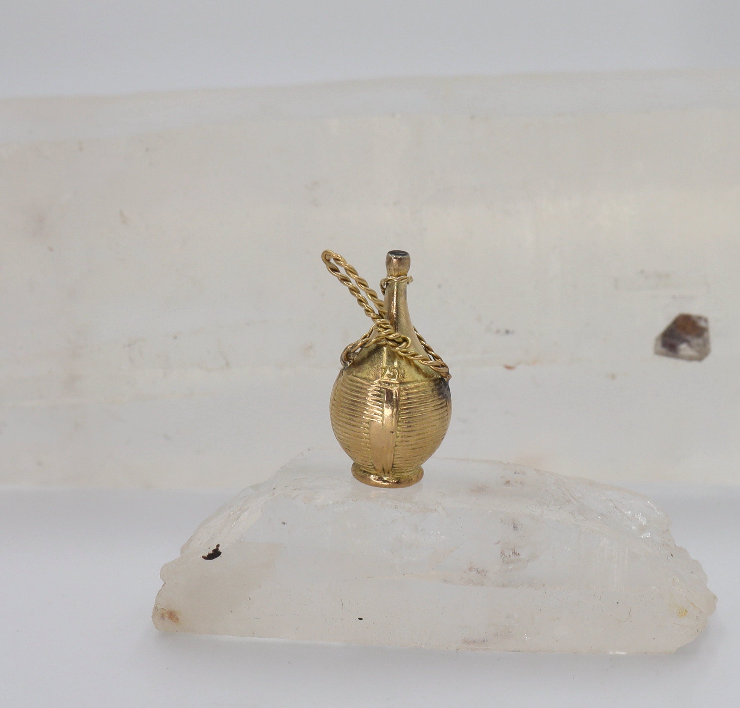 Vintage Chianti charm in 18k yellow gold, detailed charm jewelry piece with Italian wine motif from The Vintage Vault