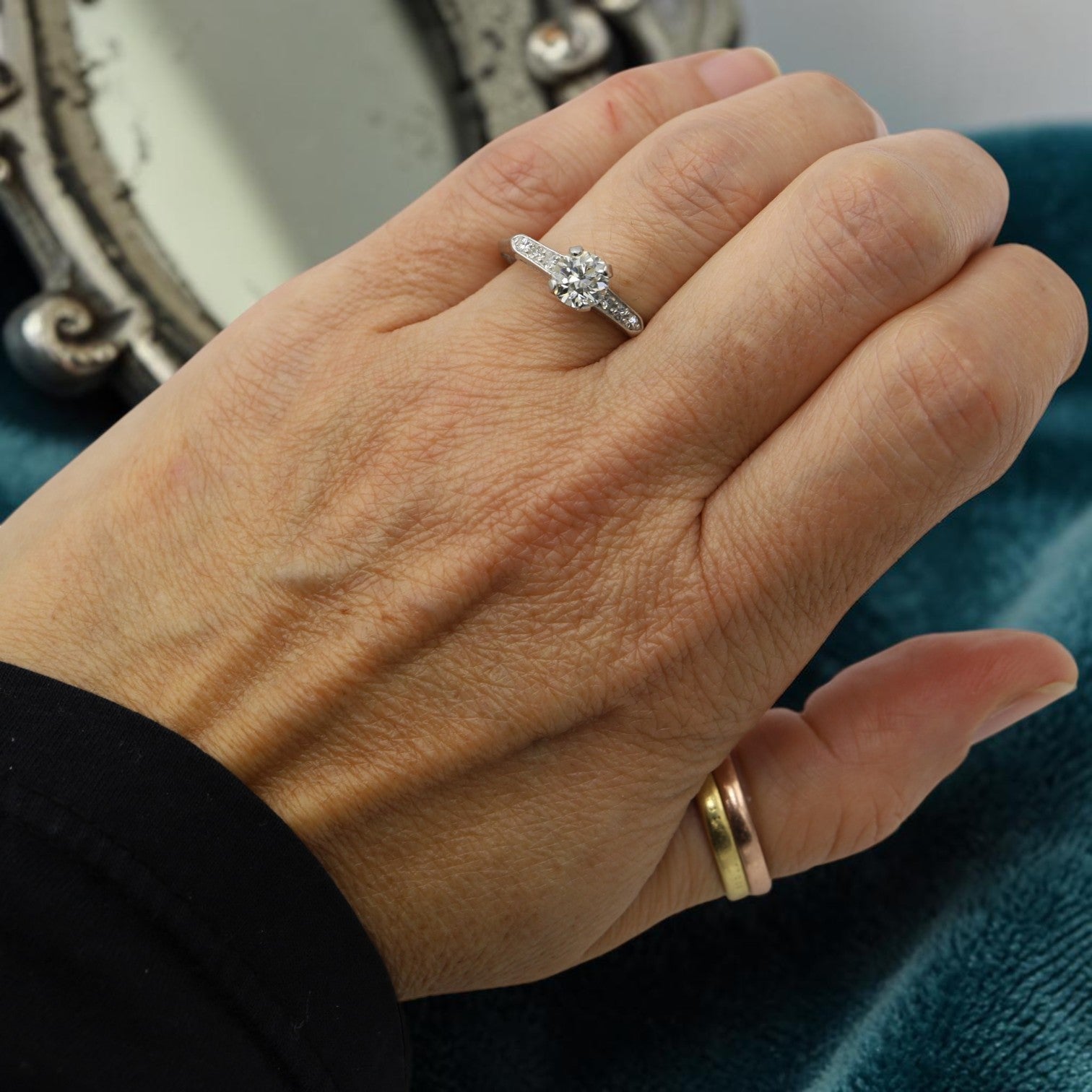 Beautiful Art Deco Platinum & Diamond Ring with 0.91 cts