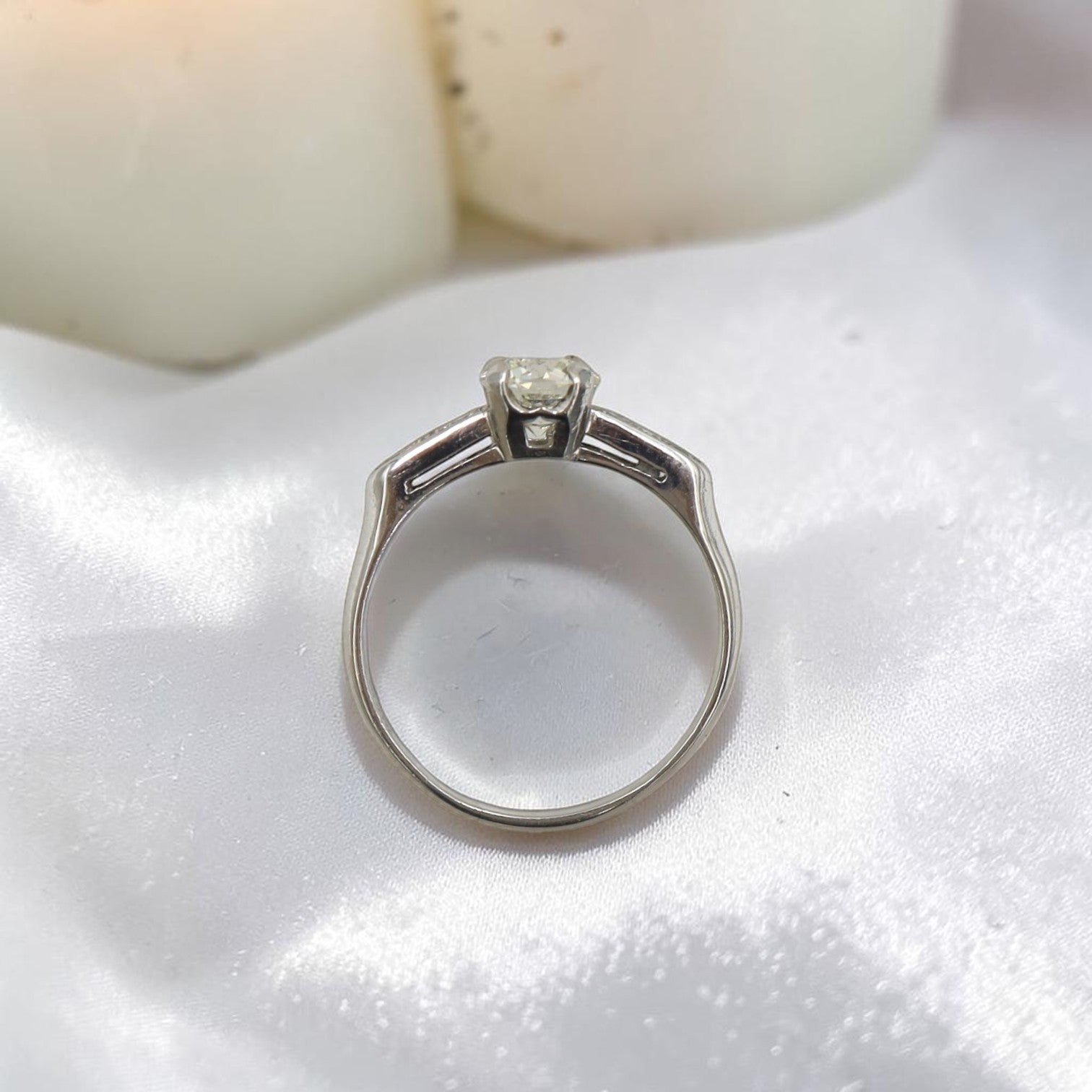 Beautiful Art Deco Platinum & Diamond Ring with 0.91 cts