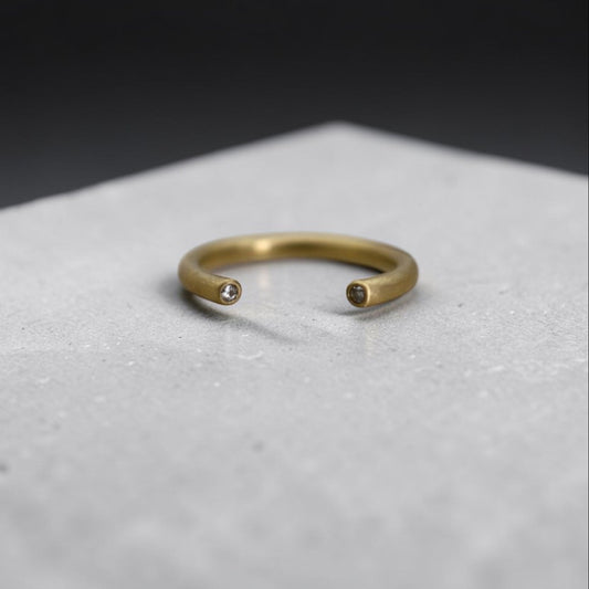 18k Gold Open Tube Diamond-Capped Band with Satin Finish, Sustainable Diamonds, Modern Minimalism - Petra Star