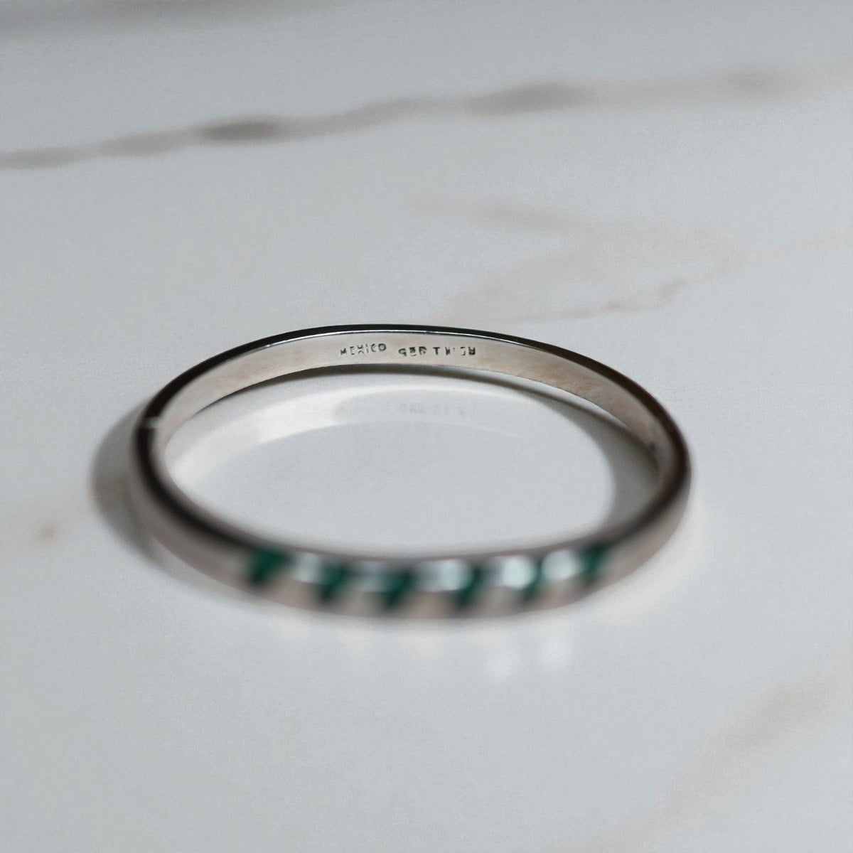 Vintage Mexican Silver Inlaid Malachite Bangle Bracelet – 26.2g, Oval Shape with Invisible Clasp - Petra Star